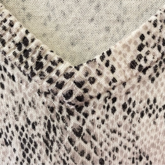 ATM cashmere blend snakeskin print V neck sweater size small - Picture 7 of 11